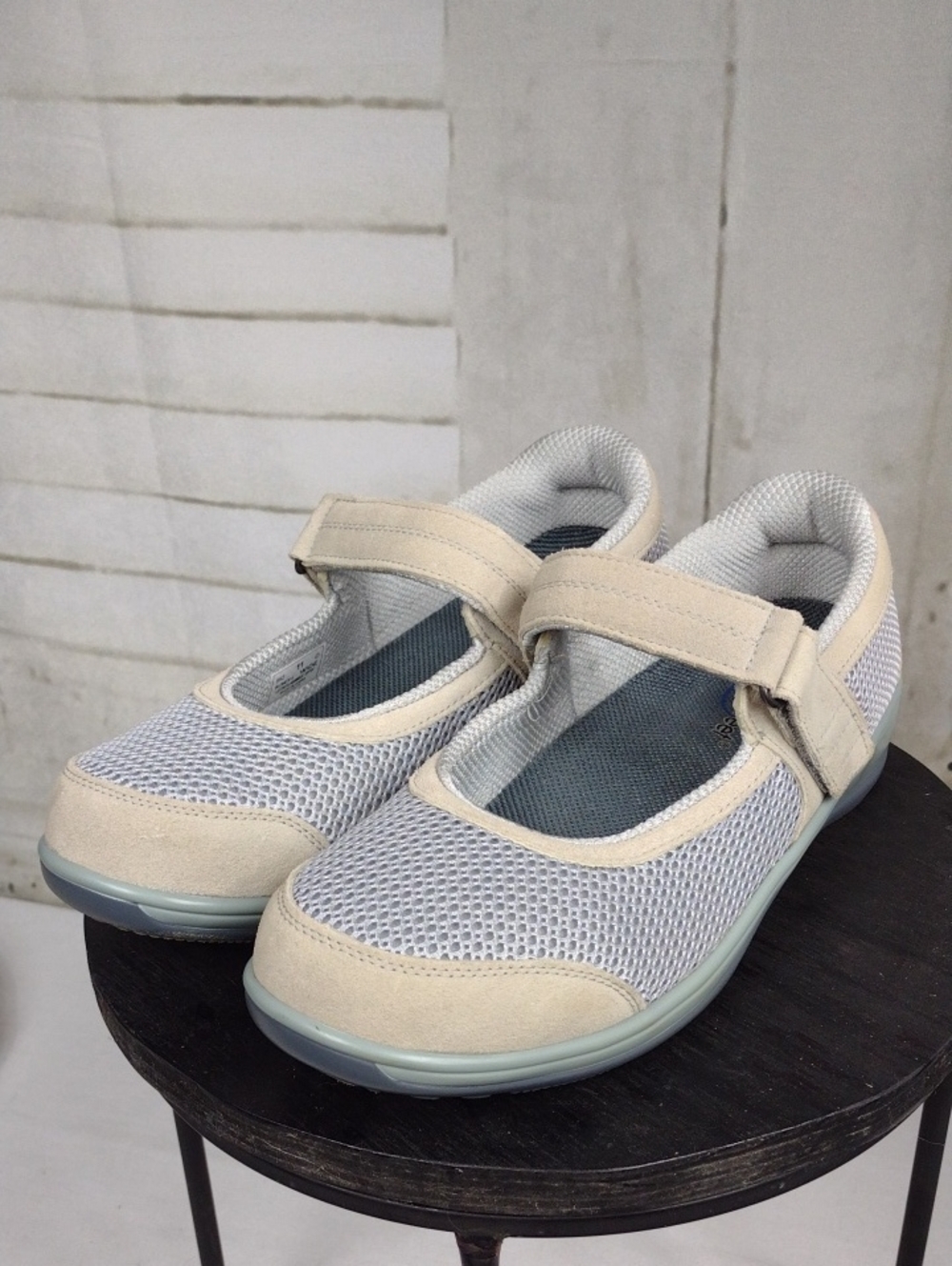Comfort Chattanooga Mary Jane Comfort Sneaker in Light Gray and Tan Size 11 Wide